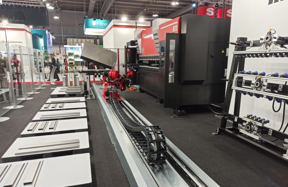 Cellule robotisée avec presse plieuse CNC
